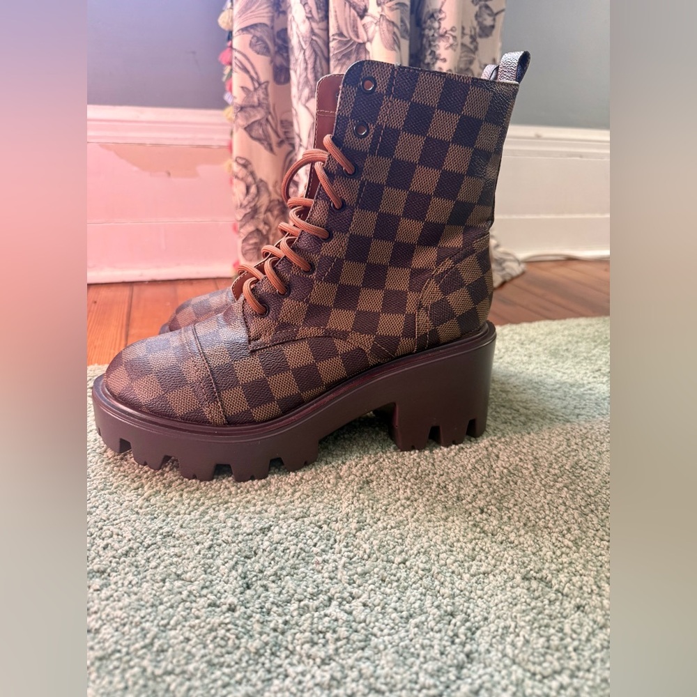 Women’s MDT Platform Brown & Tan Checkered Combat Boots sz 9